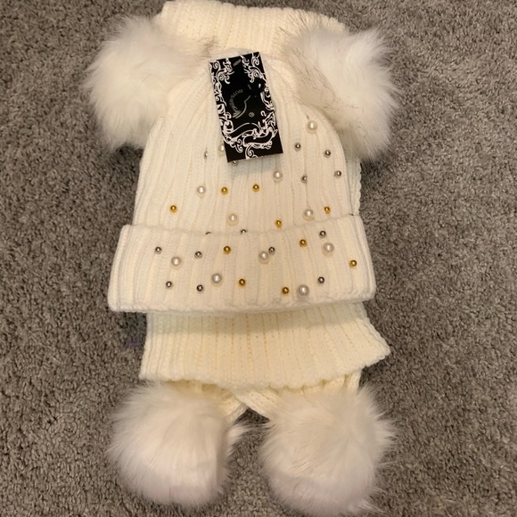 Accessories - NWT White Fur lined Pom Pom Beanie w/ Scarf Set